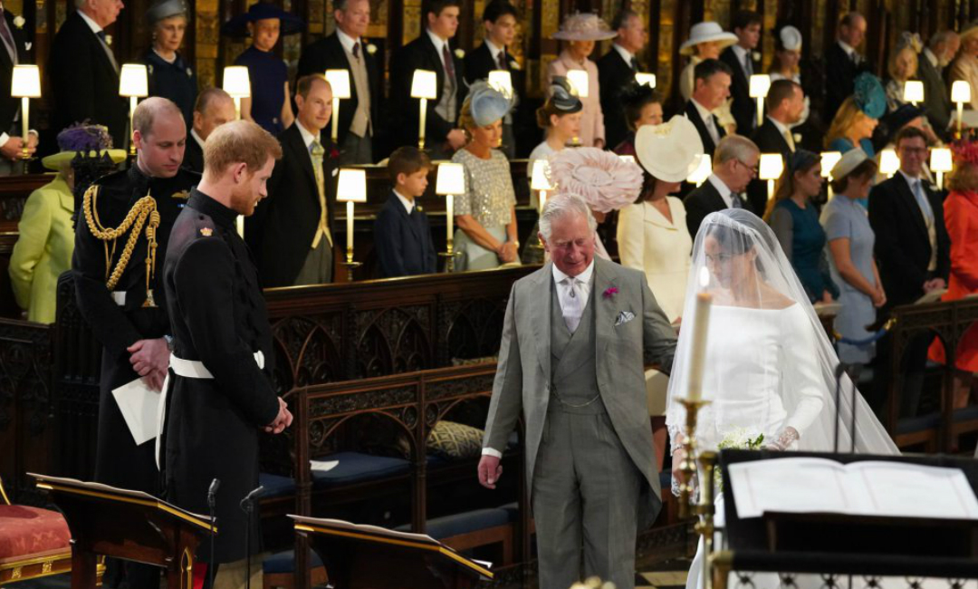 El príncipe Carlos, próximo heredero de la corona británica, fue el encargado de llevar a Meghan al altar ante la ausencia de su padre/AP