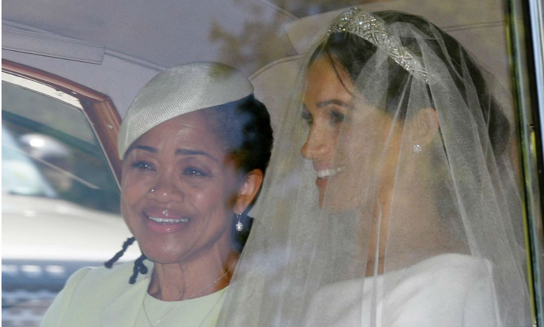 La novia Meghan Markle junto a su madre junto a su madre Doria Ranglana la salida del hotel donde pasaron juntas la noche, para dirigirse a la Capilla de San José en Windsor